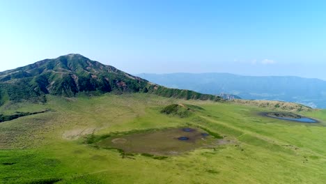 Landschaft-des-Aso-in-Japan