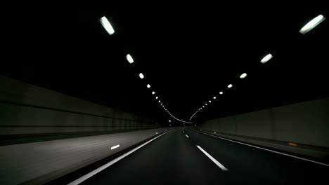 in-den-dunklen-Tunnel-fahren