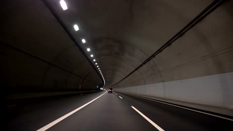 in-den-dunklen-Tunnel-fahren