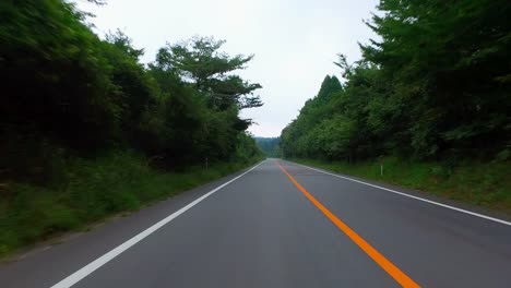 Conducir-una-carretera-vacía-a-la-montaña-del-volcán-Aso-en-la-Prefectura-de-Kumamoto,-Japón