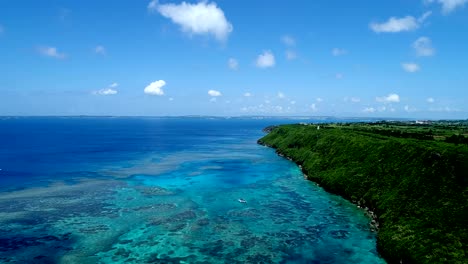 die-wunderschöne-Seenlandschaft-auf-Okinawa-in-Japan