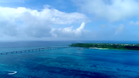 die-wunderschöne-Seenlandschaft-auf-Okinawa-in-Japan