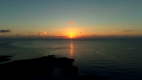 el-hermoso-paisaje-marino-en-Okinawa-en-Japón