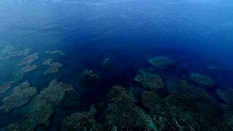 die-wunderschöne-Seenlandschaft-auf-Okinawa-in-Japan