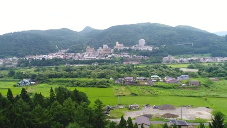 Drayne-Luftaufnahmen-von-Naruko-Onsen-und-Reis-Felder-in-Osaki,-Miyagi-Präfektur,-Japan-im-Sommer-2017