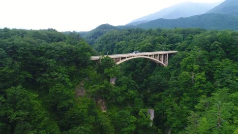 Fotografía-aérea-Drayne-de-Naruko-quebrada-y-río-en-la-ciudad-de-Osaki,-Prefectura-de-Miyagi,-Japón-en-el-verano-de-2017