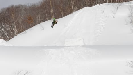 Snowboarder-Crash-Wrack-in-Baum,-was-ihn-zu-heftig-Flip---gefährlicheren-Verletzungen-in-Zeitlupe