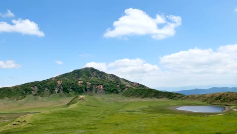 Landschaft-des-Aso-in-Japan