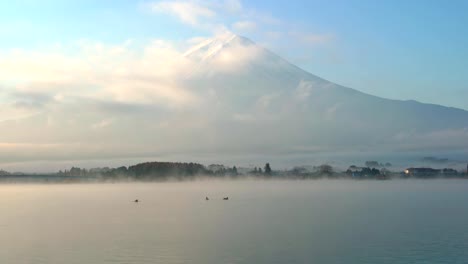 Berg-Fuji-und-Kawaguchiko-See-mit-Morgennebel-in-Herbstsaison