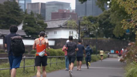 Gente-corriendo-por-las-calles-de-la-ciudad