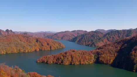 Antenne---Herbst-Berg-gesehen-vom-Himmel-über-dem-See