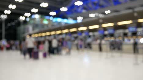 Zusammenfassung-Hintergrund:-Verschwommenes-Bild-der-Touristen-zu-Fuß-vor-der-Check-in-Schalter-am-Flughafen.