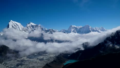 El-movimiento-de-las-nubes-sobre-el-valle-de-montaña-en-el-Himalaya.