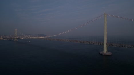 Antena---vista-completa-del-Puente-Akashi-Kaikyo-después-de-alejar-al-atardecer