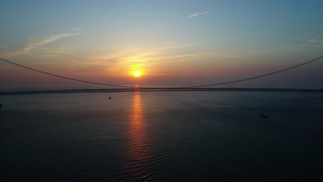 Antena-timelapse---sol-de-la-mañana-y-puente-de-Kaikyo-de-Akashi