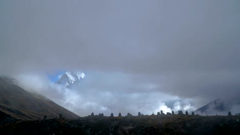 El-movimiento-de-las-nubes-sobre-la-montaña-Ama-Dablam