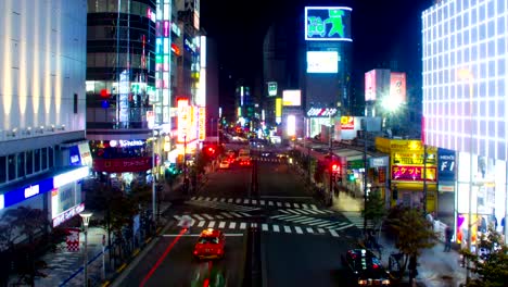 Ampliar-el-lapso-4K-de-noche-cerca-de-Odakyu-Bldg.-en-lado-del-oeste-de-Shinjuku