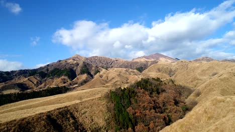 Landschaft-des-südlichen-Aso-in-Japan