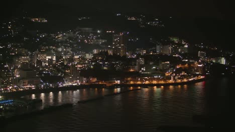 Nachtansicht-von-Atami-Thermalquelle-Stadt---Pan-von-rechts-nach-links