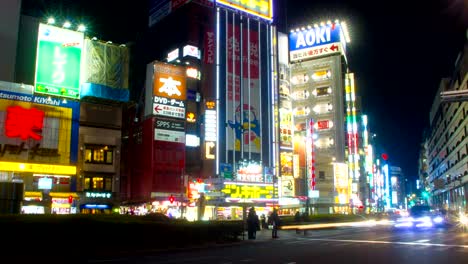 Lapso-de-la-noche-4K-en-Ikebukuro-estación-este-lado-obturador-lento-zoom-en