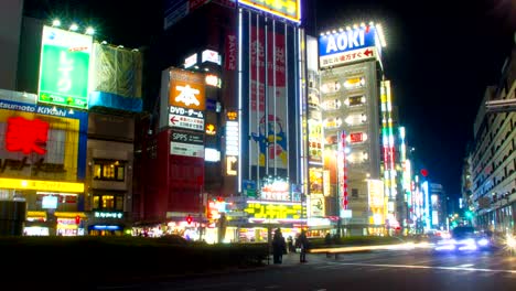 Nacht-Zeitraffer-4K-in-Ikebukuro-Bahnhof-Ost-Seite-slow-Shutter-Zoom-in