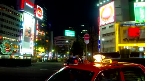 Lapso-de-la-noche-4K-frente-incline-de-enfoque-profundo-Ikebukuro-estación-este-lado-hacia-arriba