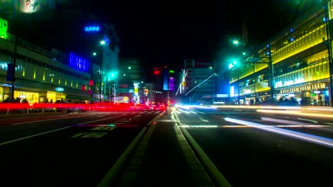 Lapso-de-noche-K-4-en-ángulo-bajo-de-lado-sur-de-Shinjuku-amplia-disparo-panorámica-derecha