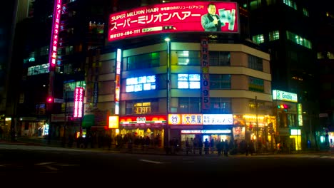 Lapso-de-la-noche-con-neones-japonesas-al-sur-de-Shinjuku-amplia-disparo-panorámica-izquierda