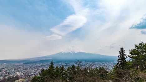 Blick-auf-den-Mount-Fuji-in-Fujiyoshida,-Japan-an-sonnigen-Tagen