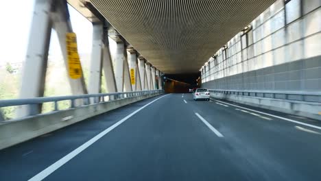 in-den-dunklen-Tunnel-fahren