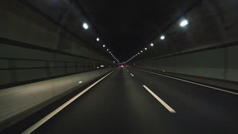 in-den-dunklen-Tunnel-fahren