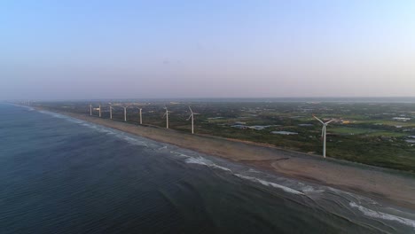 Antenne---Windkraftanlage,-die-entlang-der-Küste