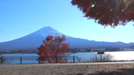 Vista-de-lago-de-montaña-de-Fuji-en-otoño