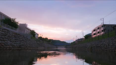 Farben-des-Sonnenuntergangs-und-eines-Flusses-in-japanischen-Dorf