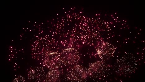 Feuerwerk-in-der-Nacht-zu-Neujahr-Weihnachten-und-anderen-Feiertagen.