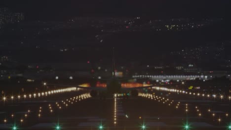 Flugzeug-vom-Flughafen-in-der-Nacht---zurück-Blick-ausziehen