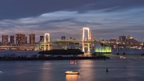 Tokio,-Japón,-Timelapse---el-puente-del-arco-iris-de-Tokio-de-día-a-noche