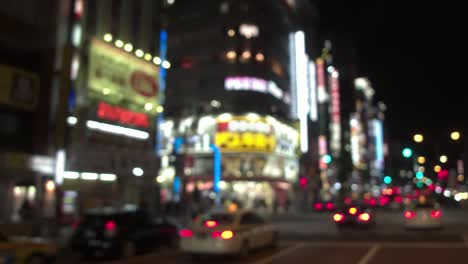 A-bordo---vista-de-Tokyo-Shinjuku-Kabuki-cho,-centro-de-la-ciudad-en-el-fin-de-semana-por-la-noche-SoftFocus