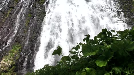 Wasserfall-(OshinKoshin-keine-Taki-Fälle)-im-Shiretoko