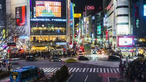 Zeitraffer-von-Menschen-überqueren-Sie-die-berühmte-Shibuya-Crossing-in-Tokio-Japan