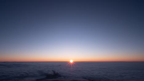 Zeitraffer---Sonnenaufgang-von-der-Spitze-eines-Berges-Fuji-gesehen