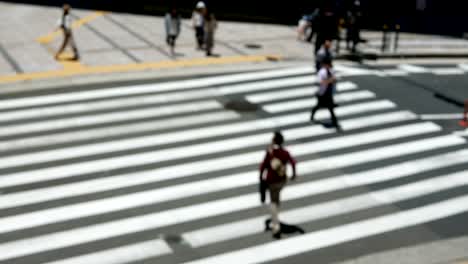 Anonymen-Schar-von-Menschen-zu-Fuß-auf-Zebrastreifen-oder-Zebrastreifen-in-Stadt