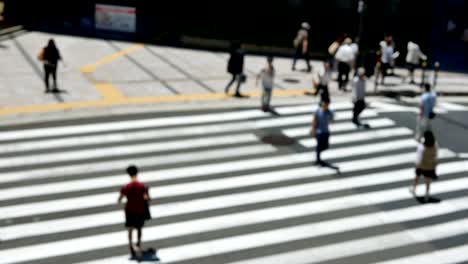 Anonymen-Schar-von-Menschen-zu-Fuß-auf-Zebrastreifen-oder-Zebrastreifen-in-Stadt