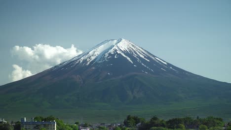 mount-fuji-viewed-from-Kawaguchi-lake,-zoom-out