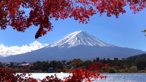 Mount-Fuji-im-Herbst-Farbe,-Japan