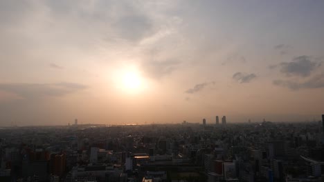 Schöner-Sonnenuntergang-Innenstadt-Panorama,-die-untergehende-Sonne-über-der-Stadt-Osaka,-Japan