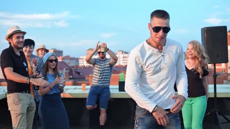 Hip-Hop-Tänzer-im-modernen-Tanz-im-Sommer-auf-dem-Dach-Party-Sonnenbrille