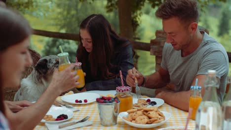 Grupo-de-amigos-haciendo-el-desayuno-al-aire-libre-en-un-paisaje-tradicional.-filmada-en-cámara-lenta