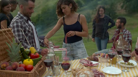 Gruppe-von-Freunden,-die-zusammen-einen-Bbq-auf-dem-Lande-zu-machen.-in-Zeitlupe-erschossen