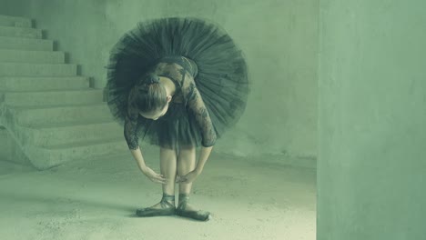 Städtische-Ballett-Tanz-Performance-von-jungen-Mädchen-in-schwarzen-Ballerina-Kostüm